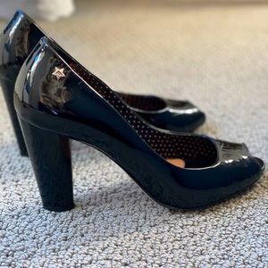 Fornarina Peep Toe Pump. Natural leather